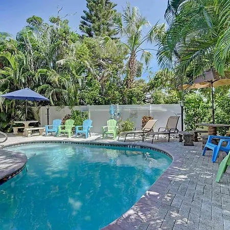 Ideal Beach Hideaway Pool Condo Located Between The Island Marina And Beach